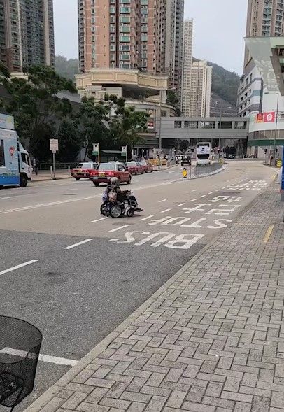 有片｜將軍澳老婦揸電動輪椅馬路逆線奔馳