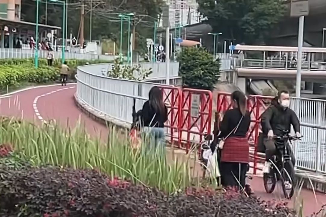 有片｜屯門兩電動輪椅單車徑奔馳，後面仲「載客」勁滋悠！