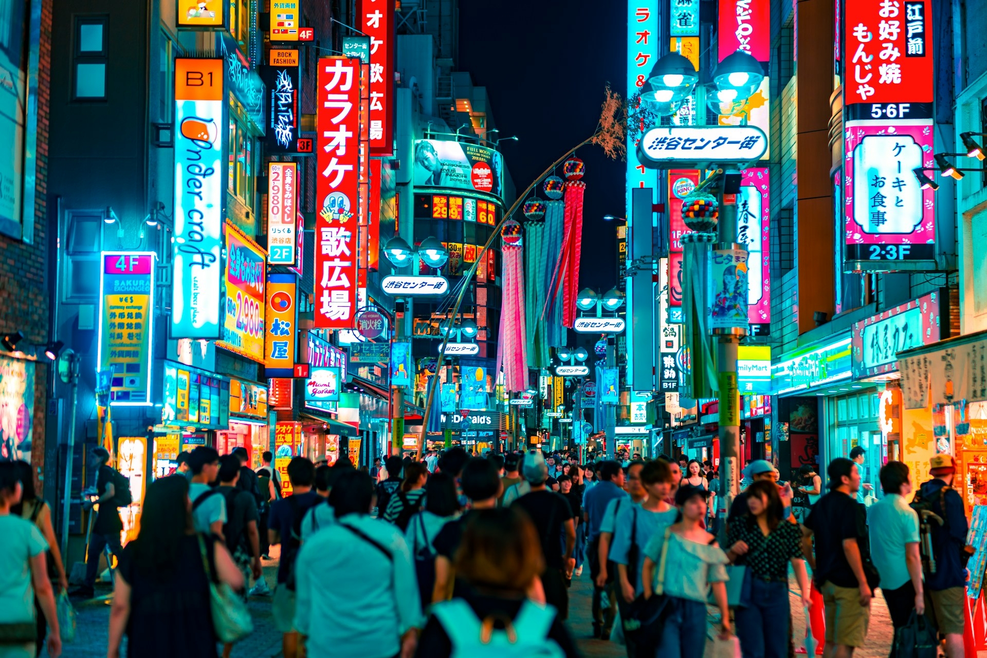 東京都表示，隨著國際遊客大幅增加，亂拋垃圾、交通與景點過度擠迫等問題，令相關行政需求上升，因此重新檢討已實施超過20年的住宿稅制度，以符合兼顧旅遊發展與居民生活的政策。（Unsplash圖片）