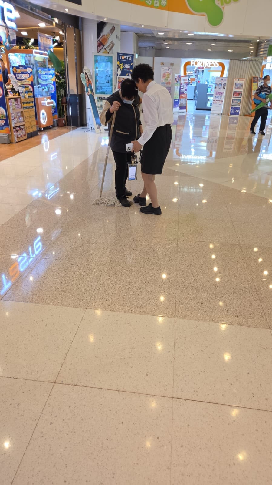 東張西望報料｜黃埔商場驚現老鼠搭扶手電梯「做Gym」　多名街坊圍觀事件發展 （觀眾報料提供）