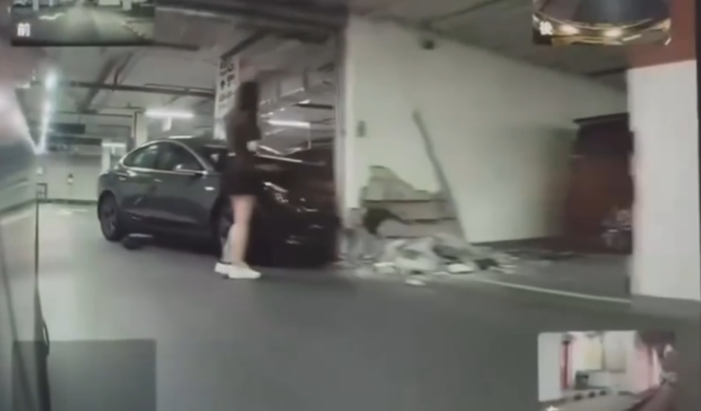 車Cam直擊｜女生停車場疑炒車撞爛牆勁誇張
