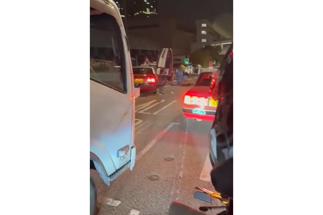 西九龍公路車禍疑的士切線撼私家車3人死。(影片截圖)