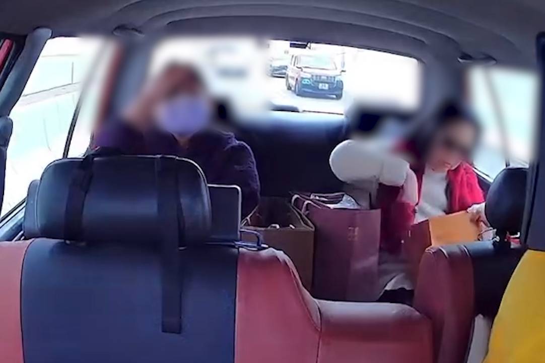 富婆出巡搭的士用「垃圾袋」墊位。(FB@高囂)