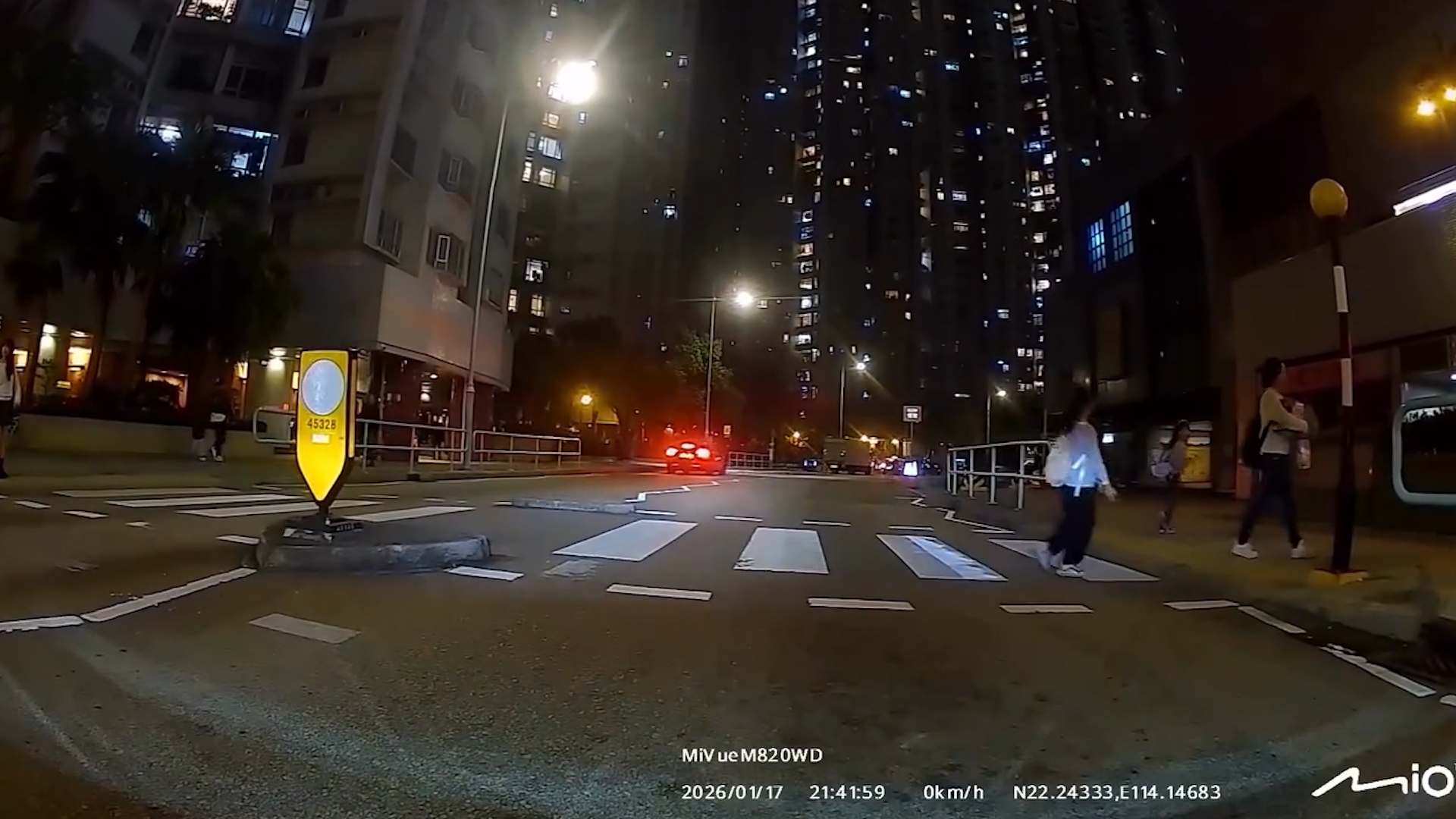 車Cam直擊｜細路過斑馬線「鞠躬多謝」再揮手　司機讚有愛：終於遇到