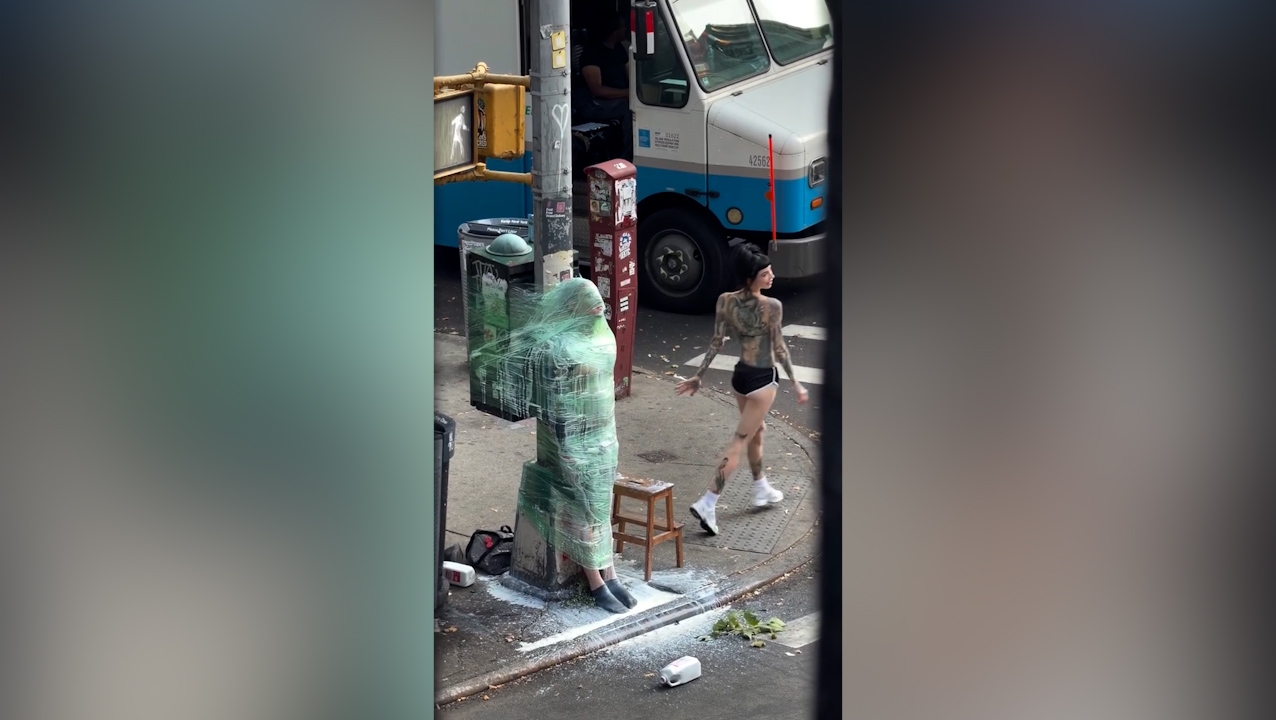 這種將人體用膠膜緊緊包裹的行為，在BDSM文化中被稱為「木乃伊化」，目的是透過限制行動及部分感官，達到極度臣服的感覺。