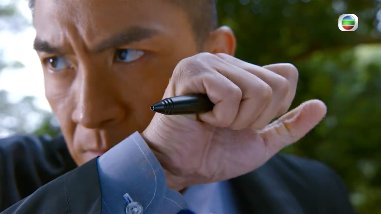 原來馬明手持嘅並唔係普通嘅筆，而係戰術筆 Tactical Pen。