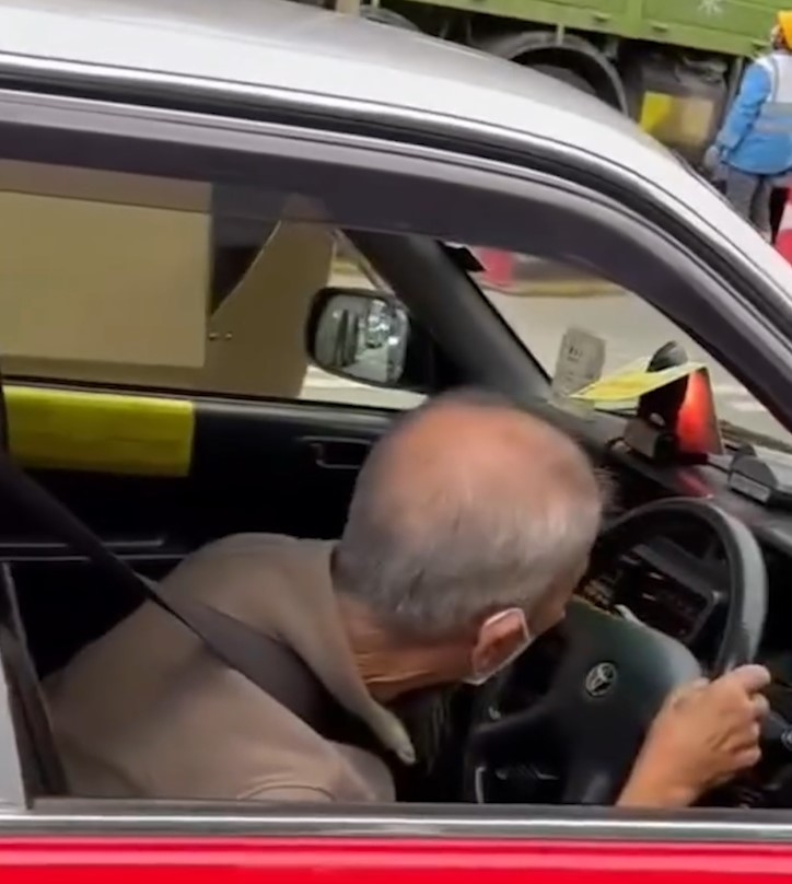 的士大哥公路開車期間「瞓着覺」嚇親鄰車　拍片者：乘客很勇敢