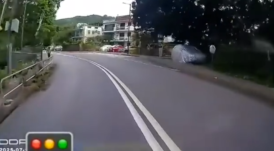 車Cam直擊｜少年北潭涌追巴士險走車　遇好心車長停車等候網民大讚
