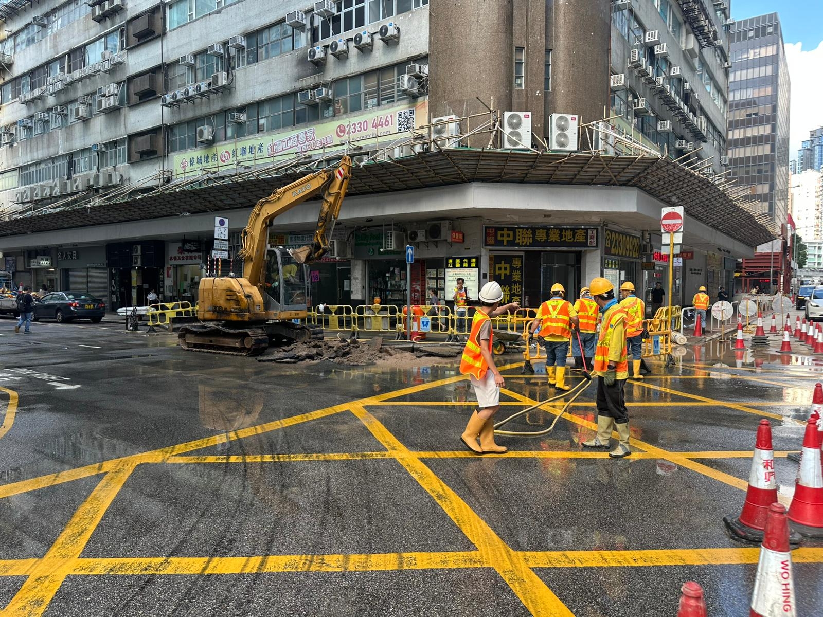 紅磡鶴園街今日（8月27日）清晨爆鹹水管。（Facebook圖片／鶴園海逸關愛隊）