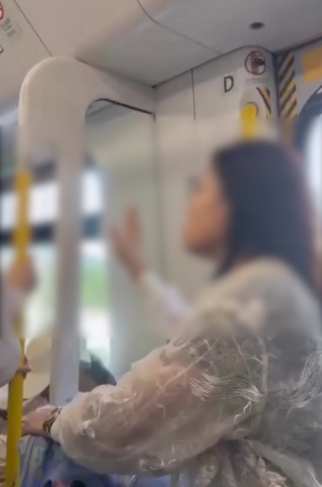 東鐵拖篋大媽踩細路女發惡鬧返乘客　唔道歉更大戰圍攻惹眾怒