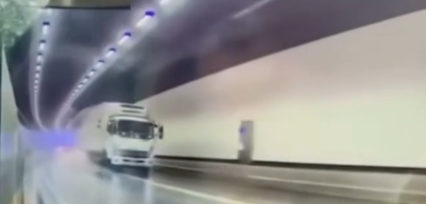 車Cam直擊｜大欖隧道內貨車自炒翻側過程曝光，「舞龍」後再橫亘快線。(影片轉載：車cam L（香港群組）Soso Chan)