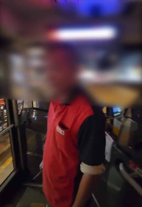 九巴上層女乘客遲落樓梯與司機爆衝突　車長奇招反擊「齊齊被困10分鐘」