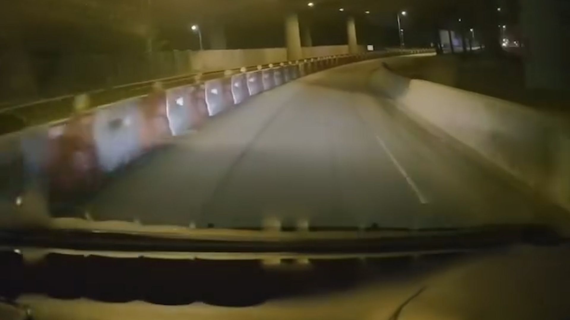 元朗深夜驚見馬路炸彈逆線行仲撞欄杆。(影片截圖)