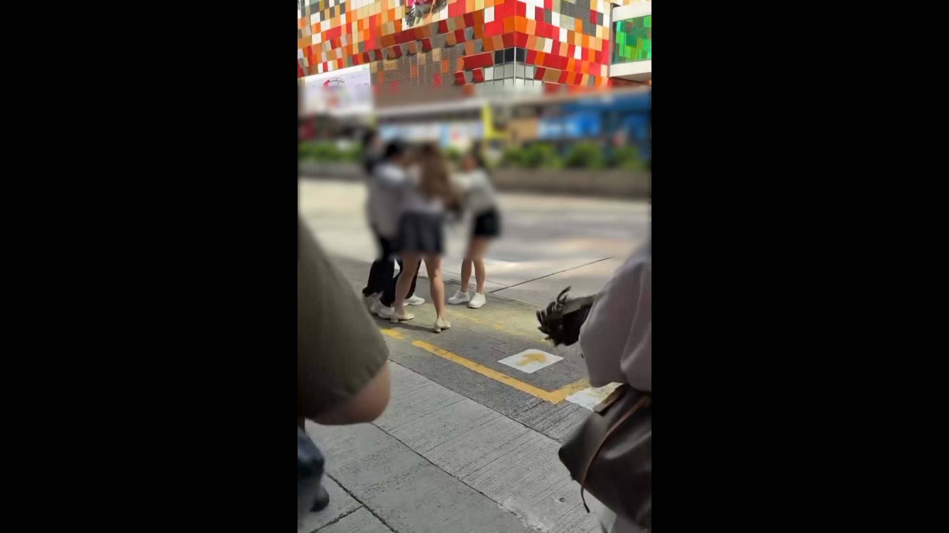 旺角MMA｜「麻甩佬」疑做Facial唔俾錢　女職員街頭追人搶電話惹關注