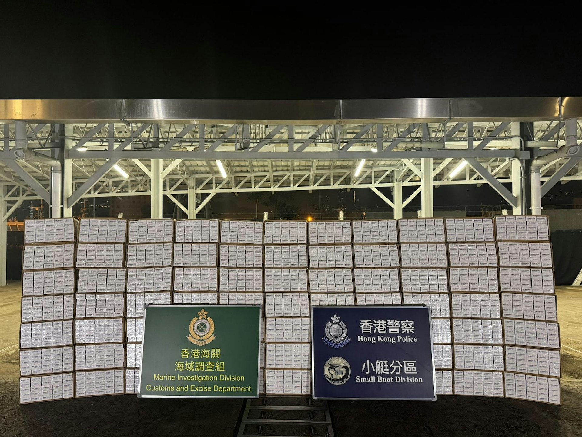 人員在大嶼山四白灣海鳴路附近岸邊檢獲大批私煙，涉案快艇最終逃去。（警方圖片）