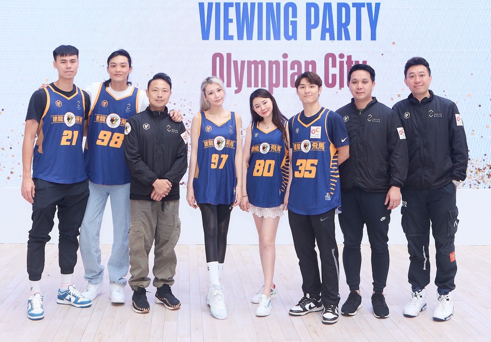 呢日現身奧海城，喺商場大螢幕前與一眾香港籃球迷們一同觀看賽事直播。