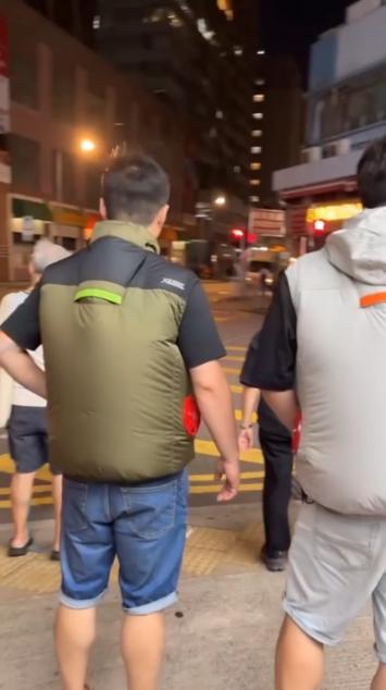 香港夏天街頭現「羽絨」奇景　新蒲崗兩男靠「風扇背心」解熱引熱議