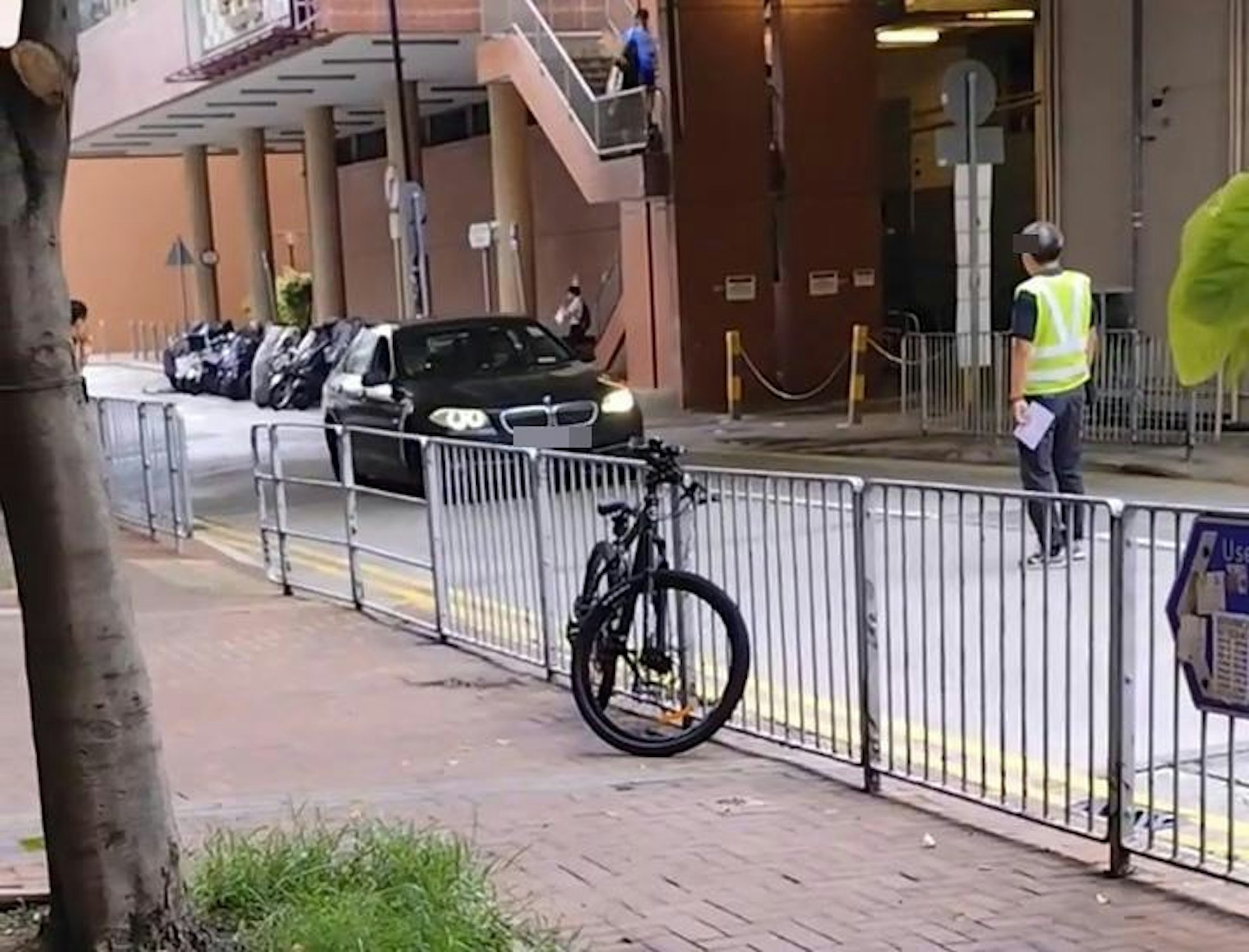 寶馬男司機最後倒車駛走，保安則一動不動地看着寶馬離開。