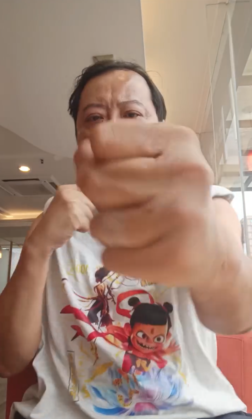 有網民留言：「從從容容，遊刃有餘！」、「男人至死是少年」，形容他不但身手矯健，更展現成熟男性的魅力與活力。