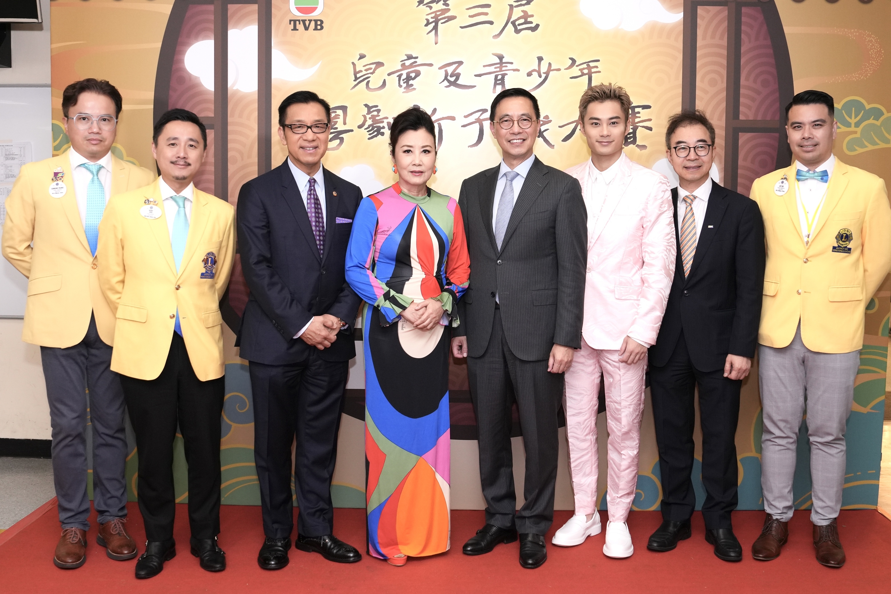 「第三屆全港兒童及青少年粵劇折子戲公開大賽」大會主席楊偉誠博士(左三)感謝八和主席汪明荃、文化體育及旅遊局楊潤雄局長, GBS, JP及一眾獅子會總監協力成就今次活動辦得出色。