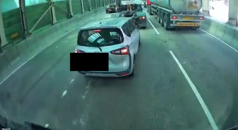 車Cam直擊｜屯門公路私家車突停駛「閘大車」　疑不服氣路中心落車