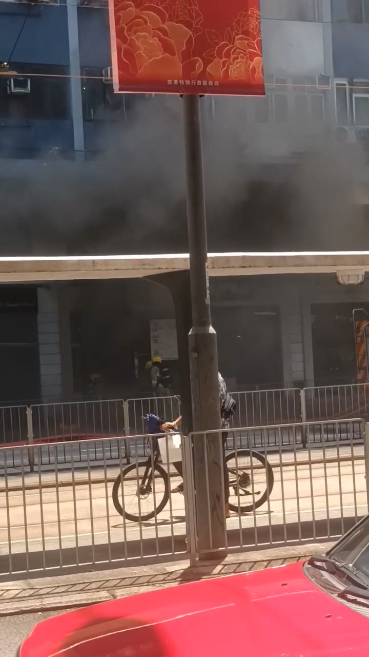 起火的燈飾店冒出大量濃煙。（Facebook影片截圖／香港交通及突發事故報料區／Alex Wong）