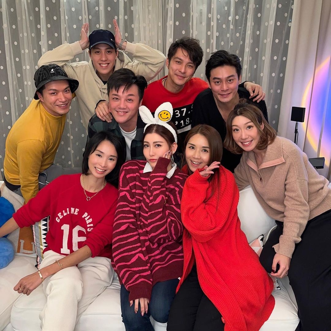 李彩華由內地返港過農曆新年，與好友相聚，更戴上可愛兔仔頭飾。