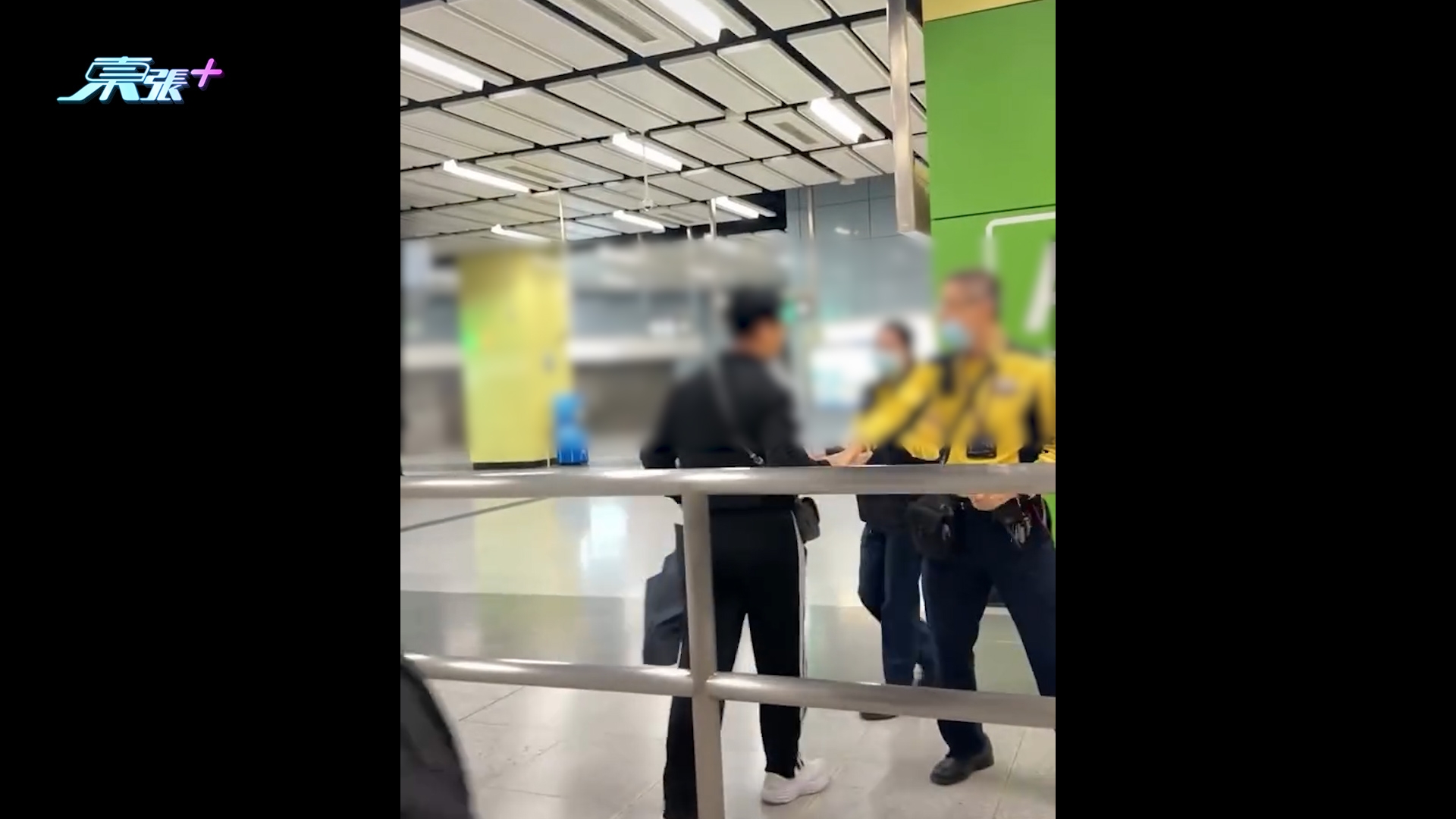 港鐵南昌站男乘客疑用優惠價坐車「斷正」　職員起槓推撞惹網民熱議