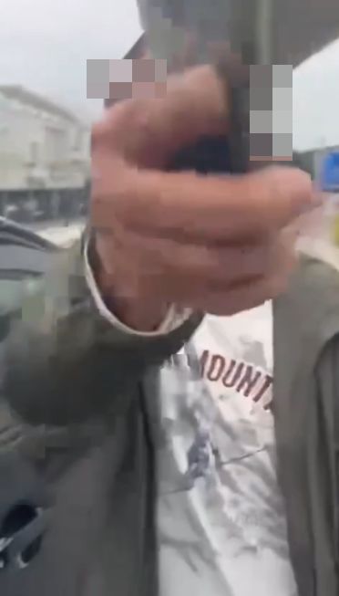 有片｜的士司機不滿被搶客舌戰網約車司機