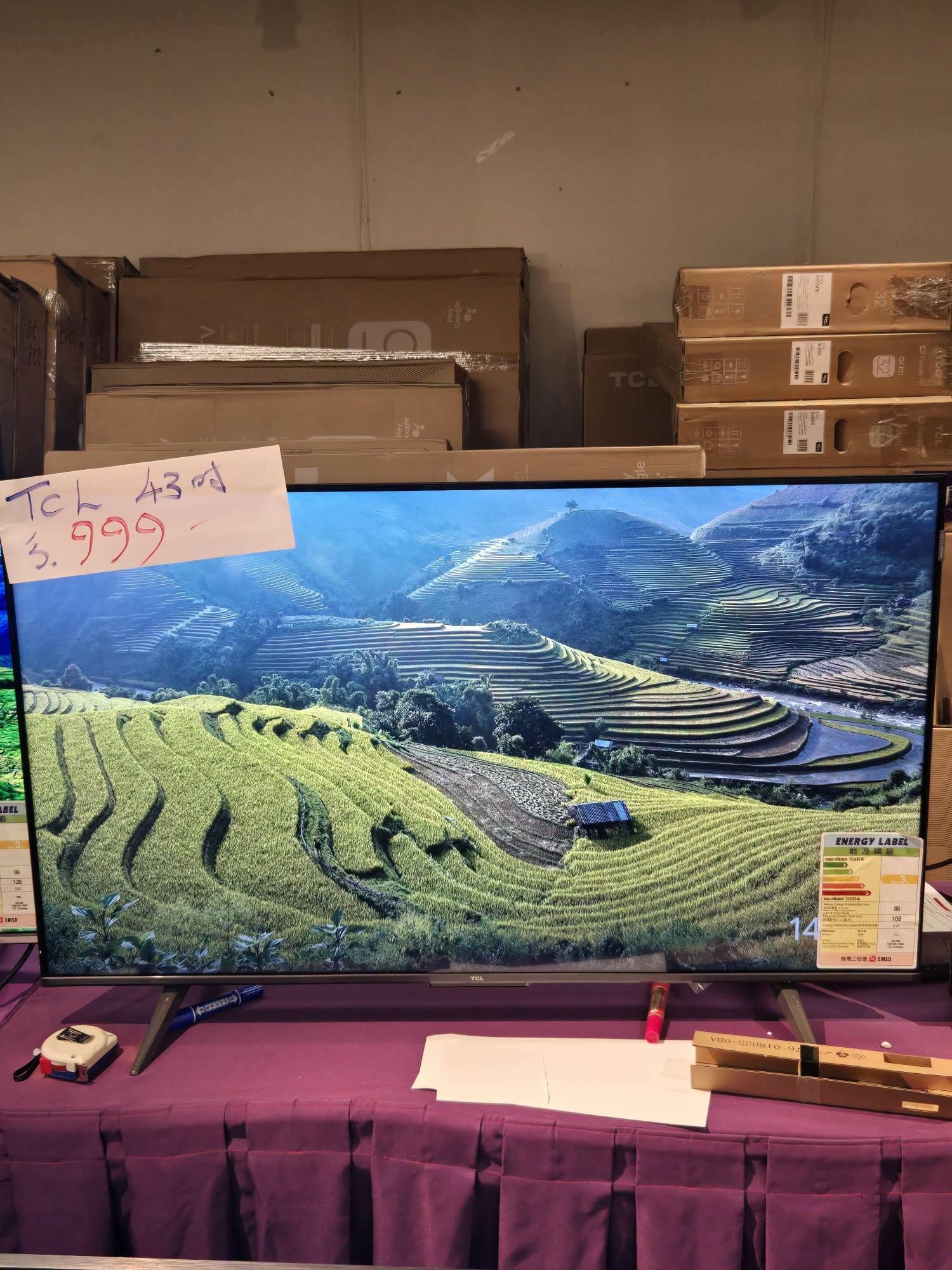 可能是電視、喇叭和文字的圖像