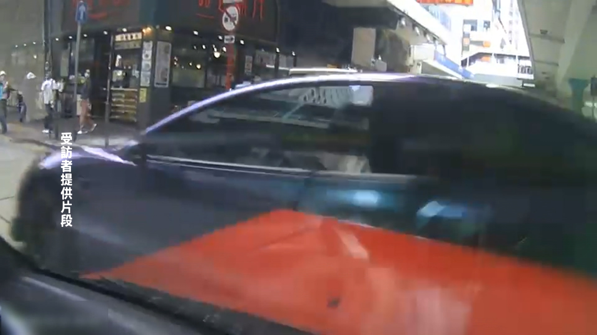 由梁爸爸駕駛的的士車Cam所見，他駛經燈位的時候，清楚可見當時是綠燈，而右邊是有一個必須讓路的路口，但突然一輛藍色私家車從路口衝出，直撞梁爸爸的的士。