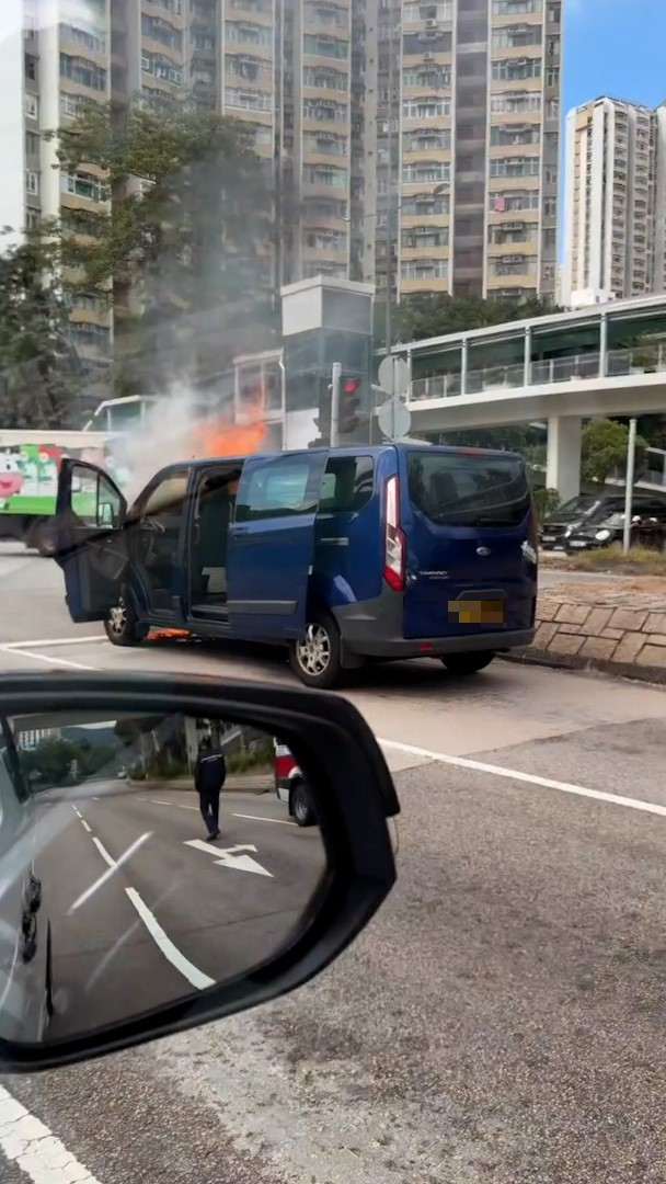 涉事客貨車停泊在青田路與鳴琴路交界的燈位前，車輛陷入火海，大量濃煙冒出，直衝半空，警方及消防人員趕到現場處理事件。（Facebook影片截圖／車cam L（香港群組）／Wai HO）