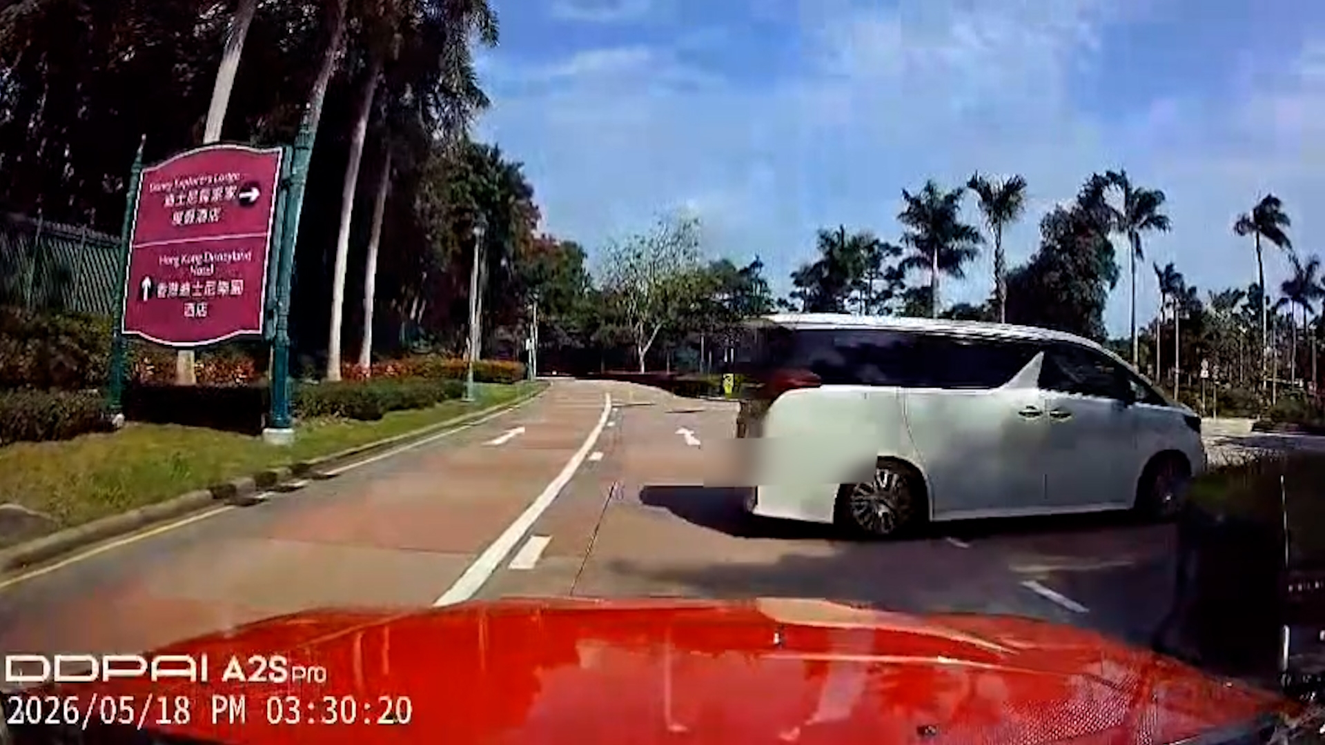 車Cam直擊｜中港車迪士尼外圍逆線行車　的哥網上發帖被勸包容 （車cam L（香港群組））