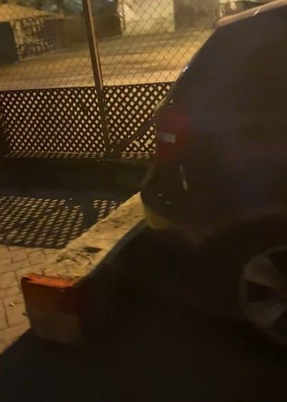 私家車疑亂泊地盤遭「土法鎖車」。(影片截圖)