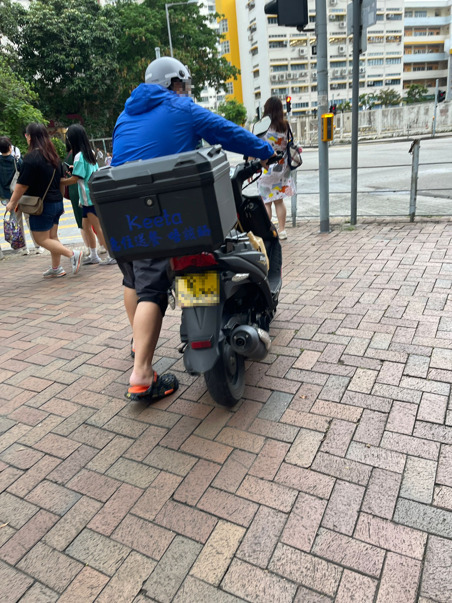 涉事男子的電單車裝有一個較大型的尾箱，箱上寫有外賣平台名字，及「急住送餐 唔該晒」字樣。（報料觀眾提供圖片）