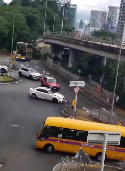 有片｜跑馬地私家車瘋狂亂駛鏟行人路。 (影片截圖)