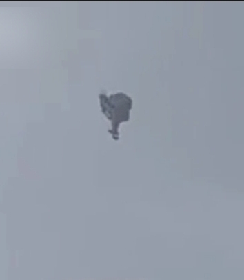 熱氣球在高空爆炸後快速墜落。網絡圖片