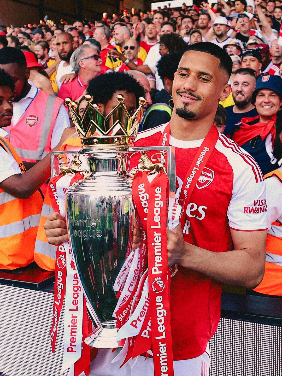 頒獎後，阿仙奴球員們紛紛與獎盃合照。（Facebook圖片／Arsenal）