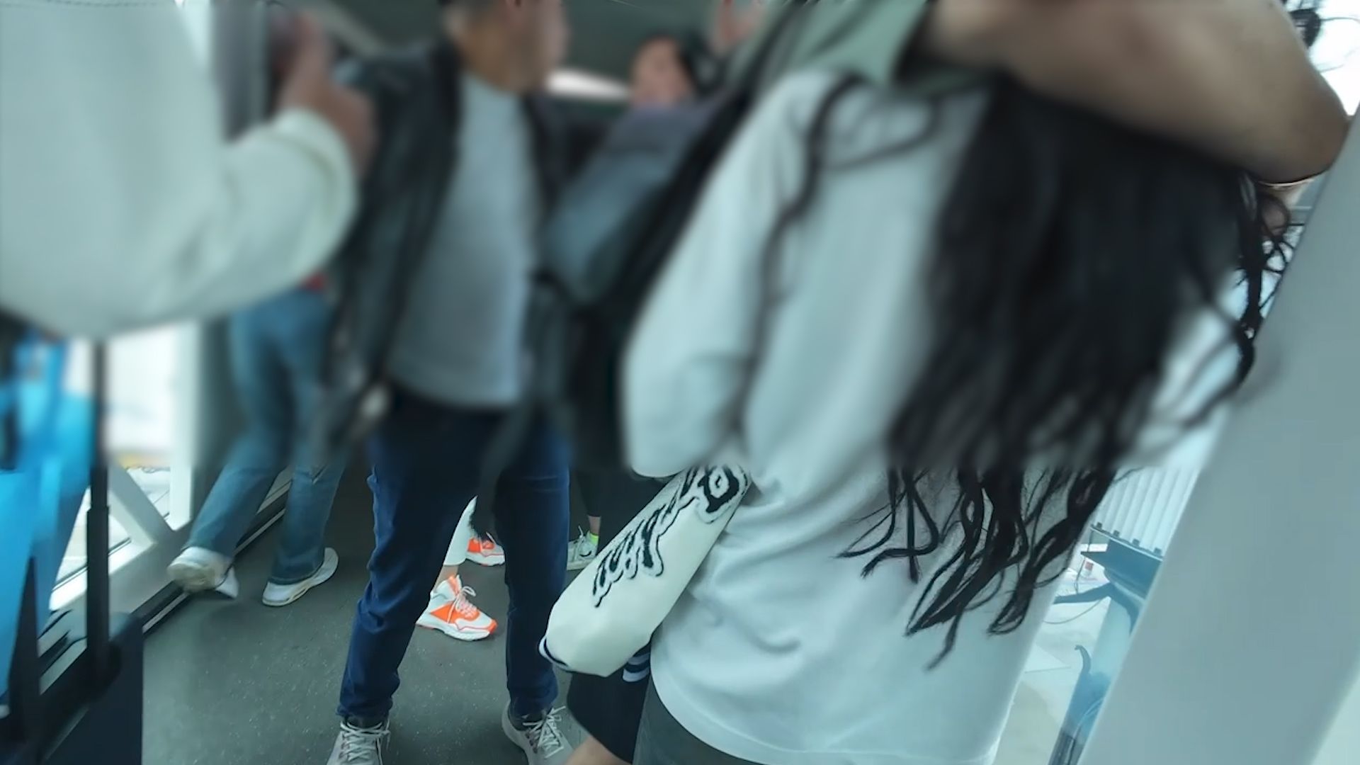 港航印尼峇厘航班惡夫婦罵空姐再撞乘客，男子一度揮拳兇人。