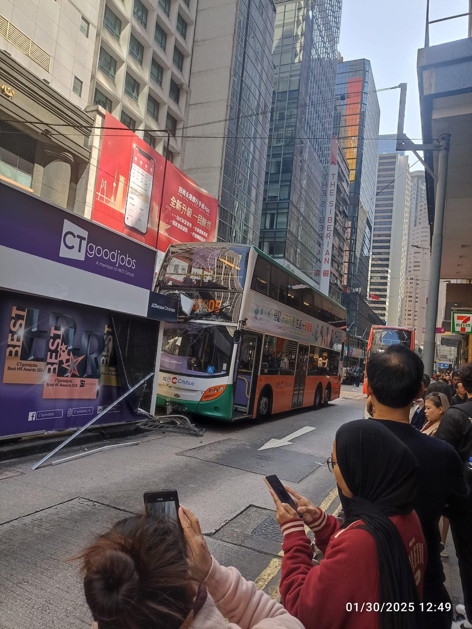 中環德輔道中城巴撞電車站。(網上圖片)