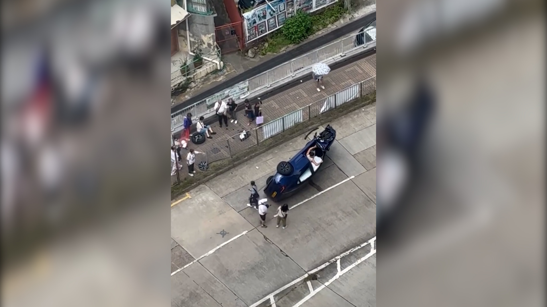 有片｜大埔南運路Tesla撞欄翻側　車轆飛脫碎片濺傷女子受傷　司機一度被被困 （threads＠enderchestery）