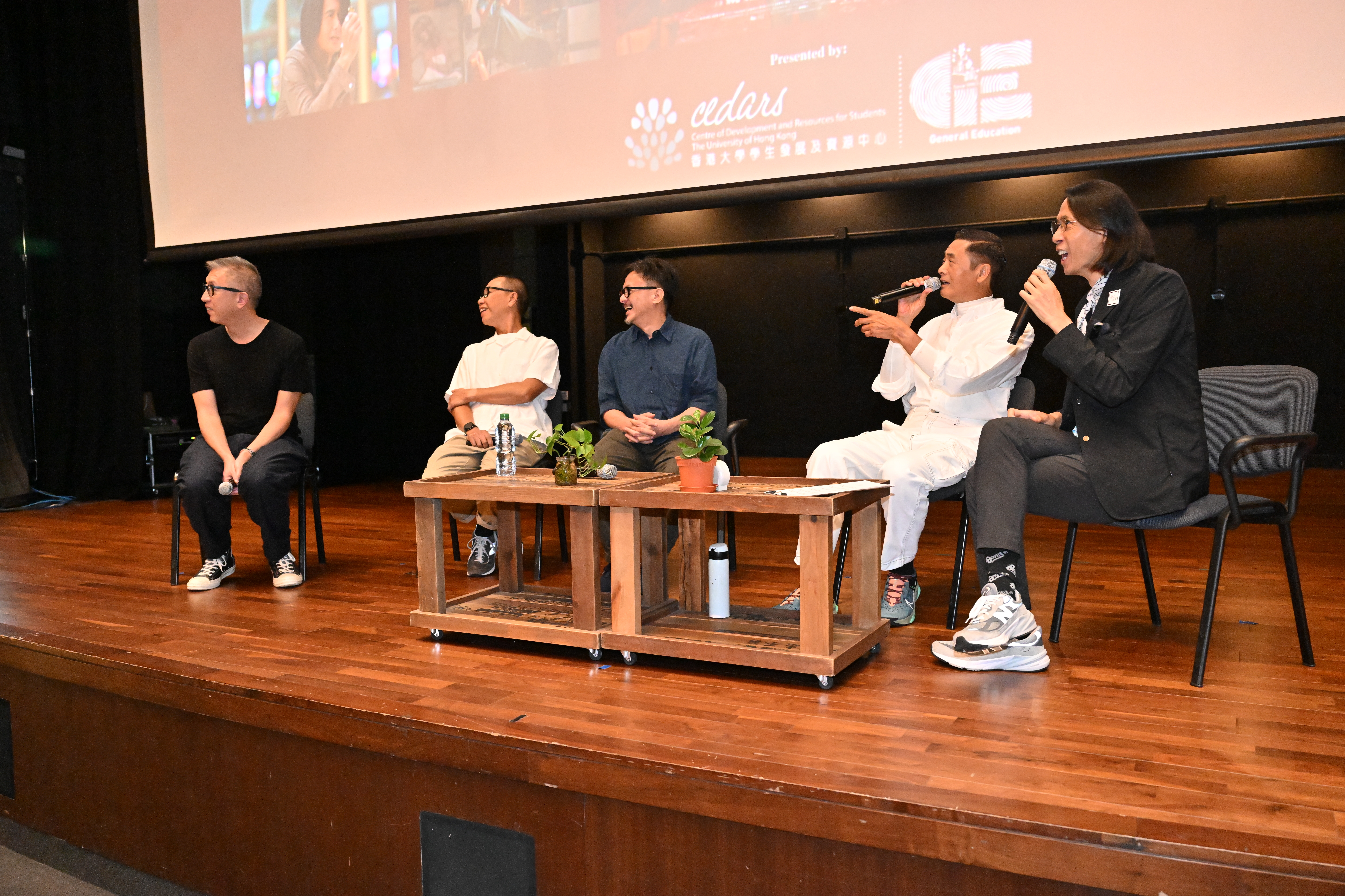 發哥受傷依然如期現身港大座談會