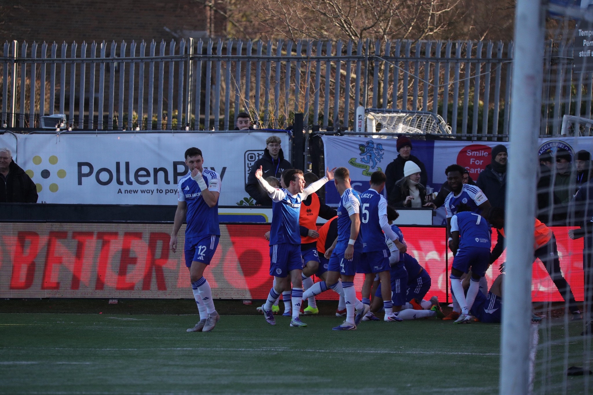 職業為小學老師的中堅希夫哥迪（左一）表示，沒有想過自己的身份竟會變成足總盃比賽勝利者。（Facebook圖片／麥克斯非FC ）