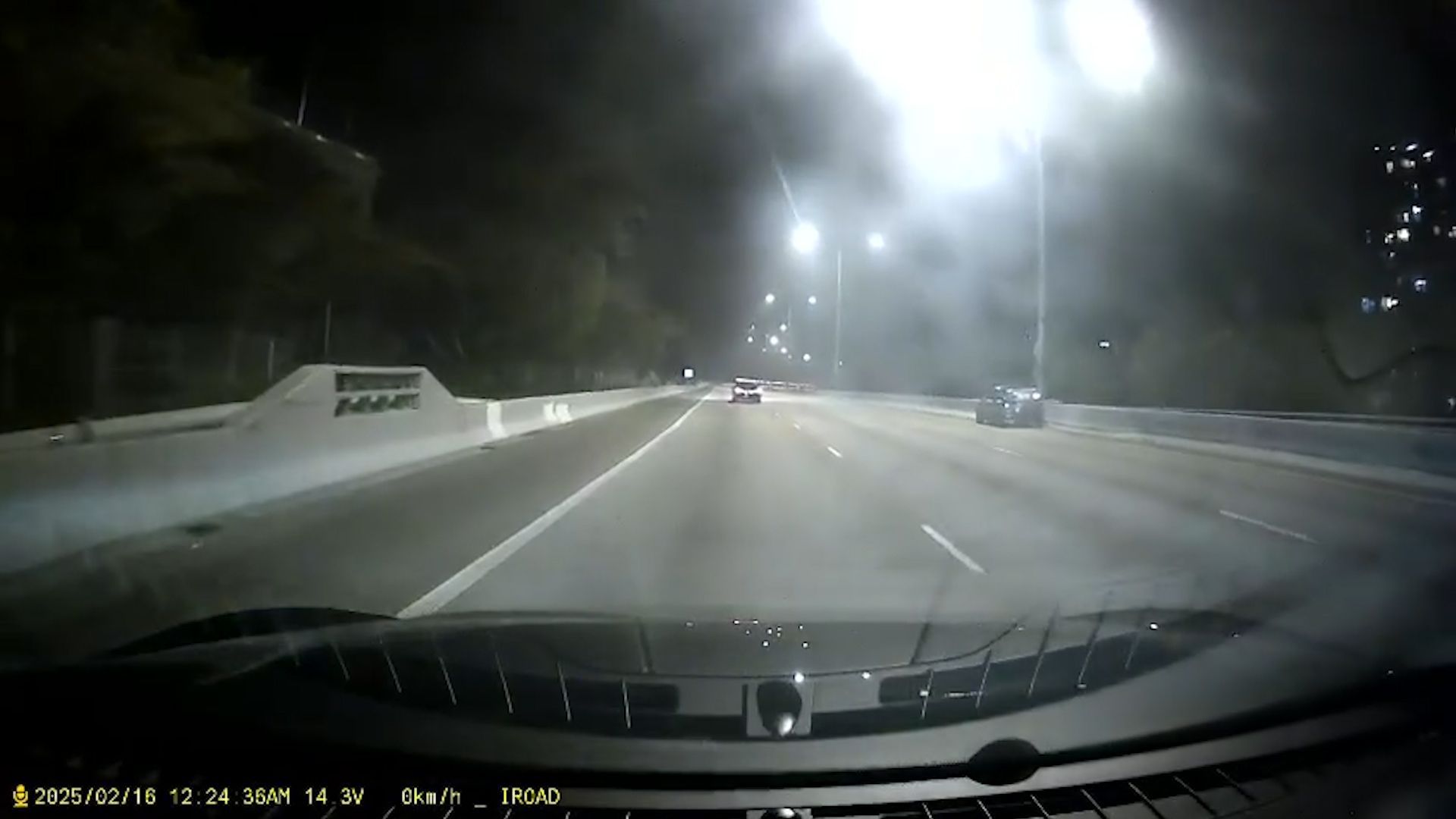 屯門公路私家車疑入彎時「甩尾」。(影片截圖)