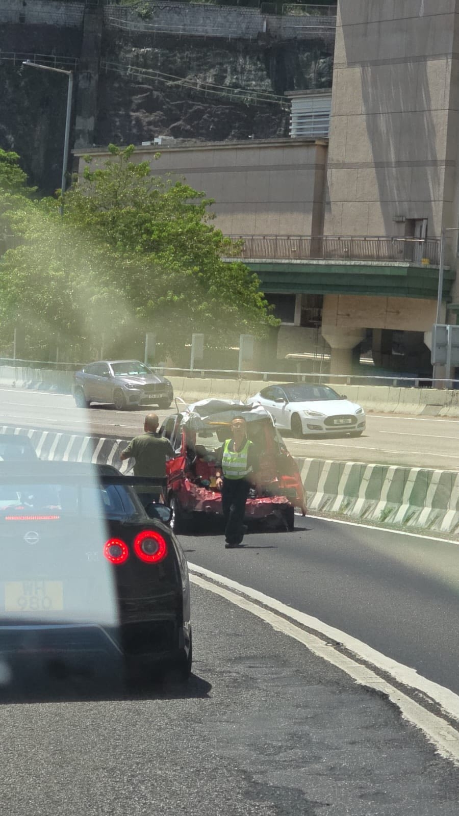 涉事的士車尾嚴重損毀。（Facebook圖片／馬路的事 (即時交通資訊台)／Bosco Chu）