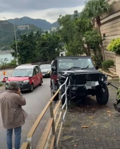 著名導演陳可辛今日（11日）中午在深水灣香島道駕駛期間發生交通意外，其座駕失控撞毀路邊鐵欄並剷上行人路，撞斷一棵路旁樹木，所幸事件中無人受傷。