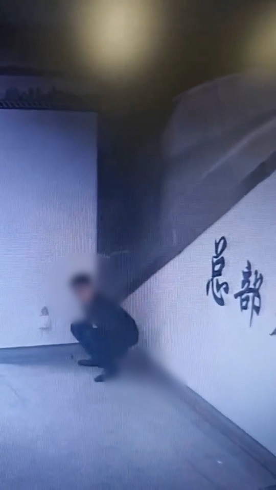 在南寧地鐵3號線「總部基地」站内，一名男子走到柱子旁，稍作張望後，快速脫下褲子大便，其後迅即提起褲子離去，地面上則留有排泄物。（Threads影片截圖／de_baude_laire）