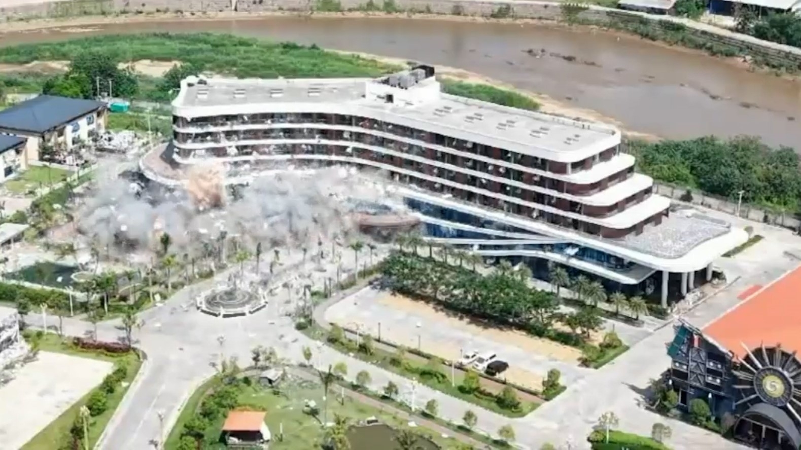 為了防止犯罪活動死灰復燃，政府正出動車輛與炸藥，拆除相關未經准許興建的園區建築。（網上影片截圖）