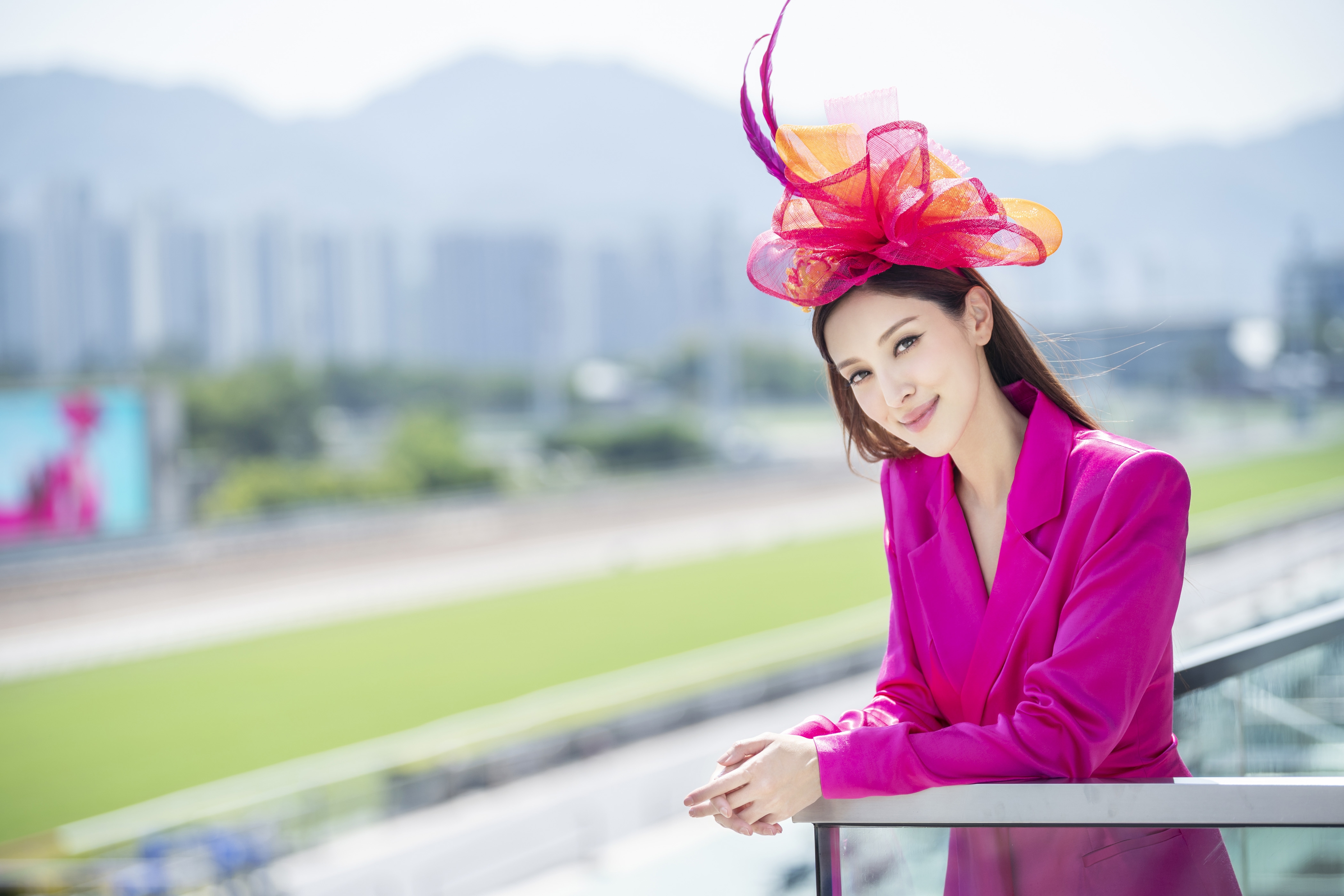 拍攝當日為咗配合活動主題，佢以三個不同造型嘅粉紅look亮相。