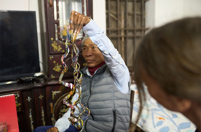 Huyền先生舉起一隻手